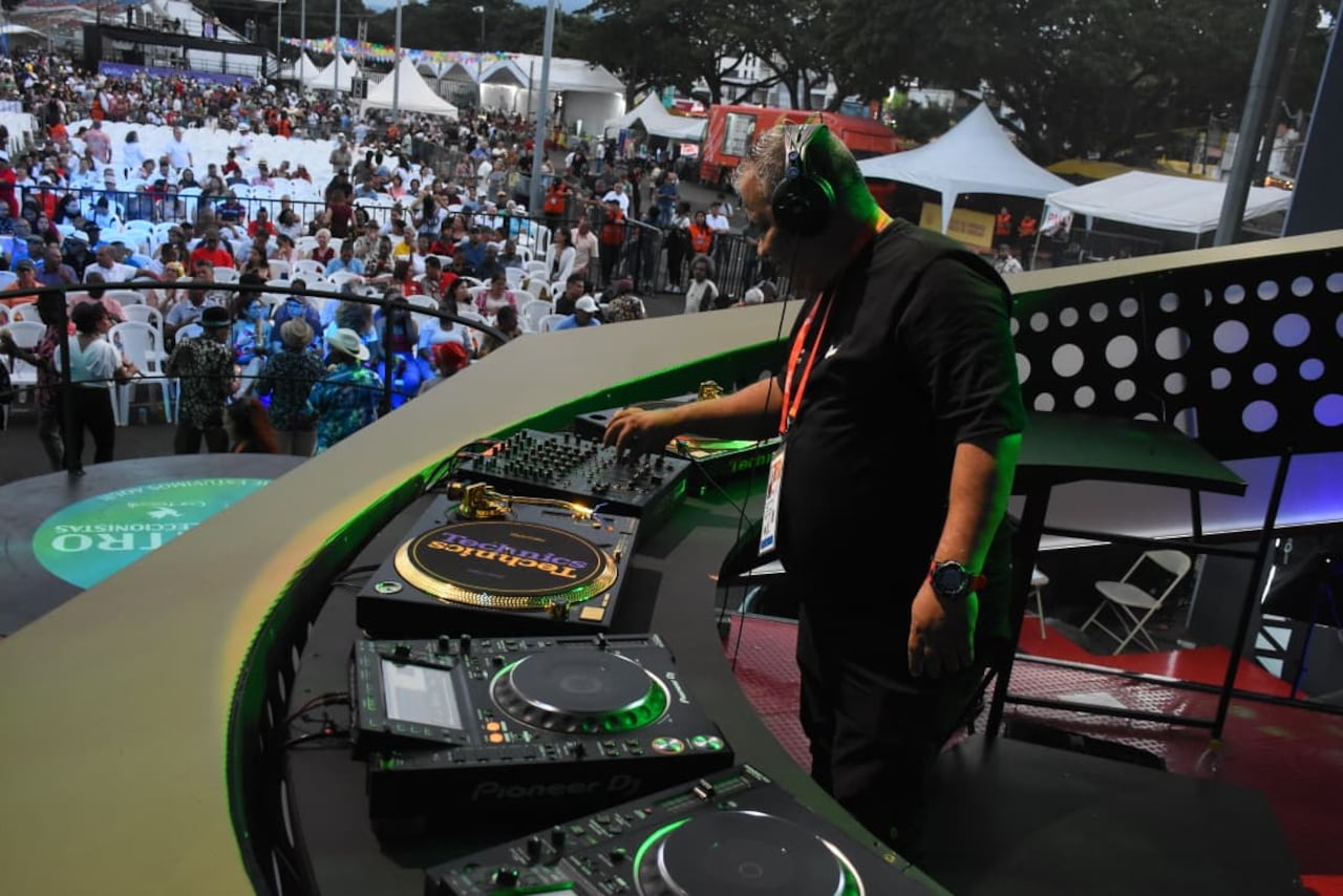 Con discos, anécdotas y pasos de baile, el público dio vida a una fiesta que rinde homenaje a la cultura musical de la ciudad.