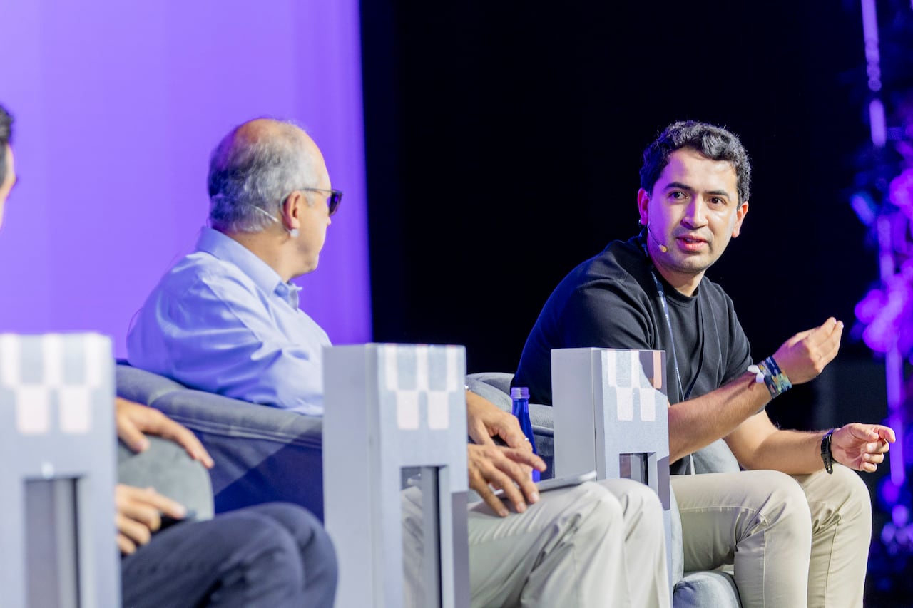 Durante el diálogo con el congresista Daniel Briceño, Vélez calificó el impuesto del 4x1000 como un gravamen regresivo que penaliza las transferencias entre distintas entidades y frena la competencia digital en el país
.