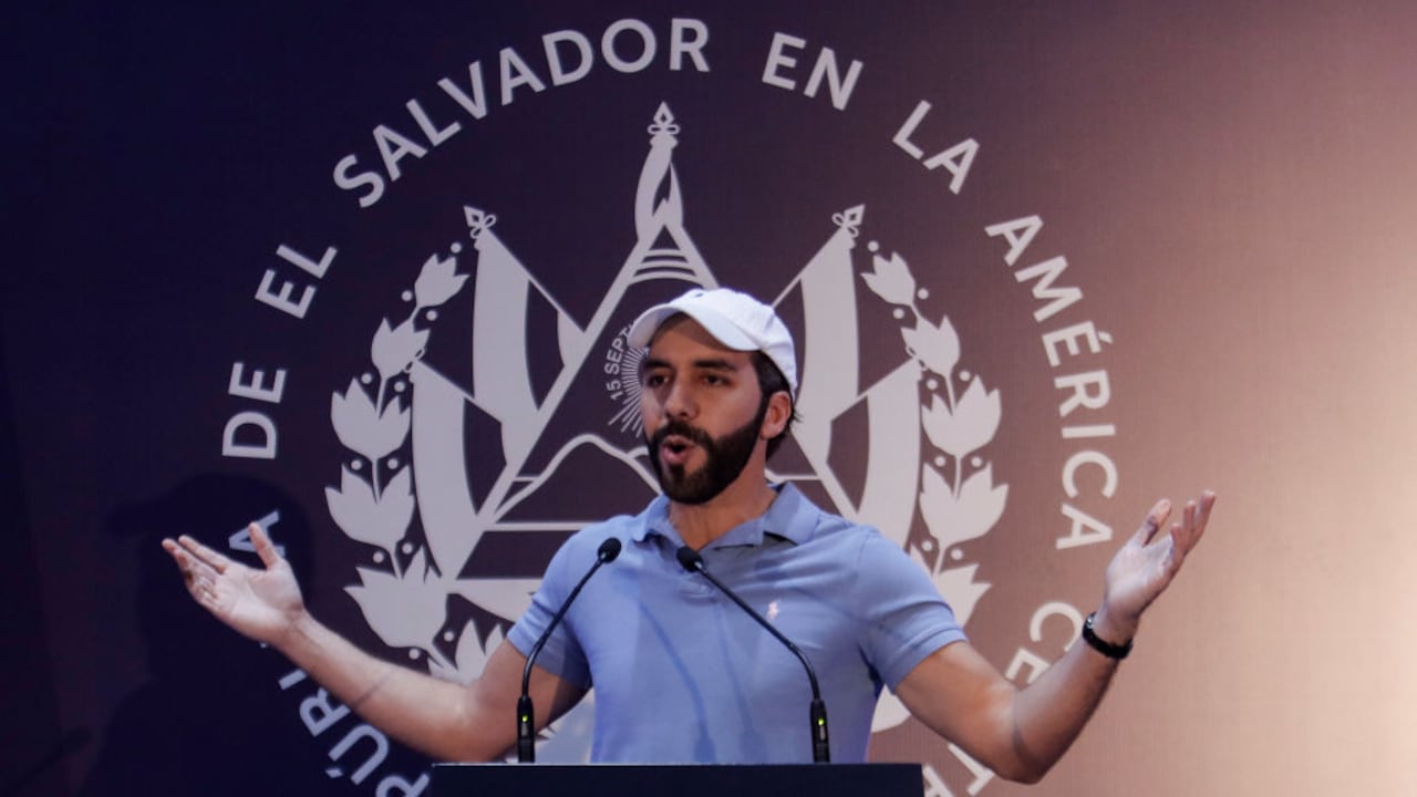 El actual presidente de El Salvador y candidato presidencial de Nuevas Ideas Nayib Bukele habla durante una conferencia de prensa después de emitir su voto el 4 de febrero de 2024. (Photo by Alex Peña/Getty Images)
