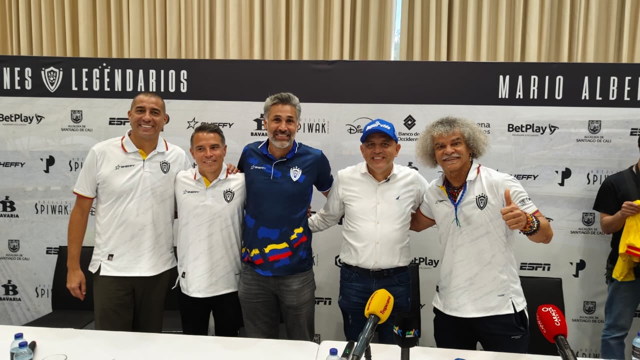 De derecha a izquierda: Carlos 'El Pibe' Valderrama, Alexander Camacho, Mario Alberto Yepes, Javier Saviola y David Trezeguet.