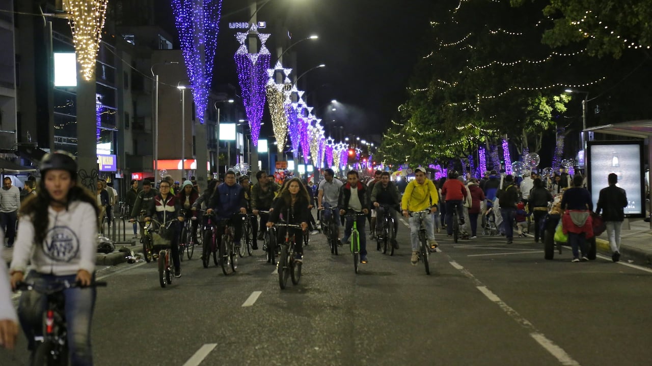 Ciclovía nocturna en Bogotá.