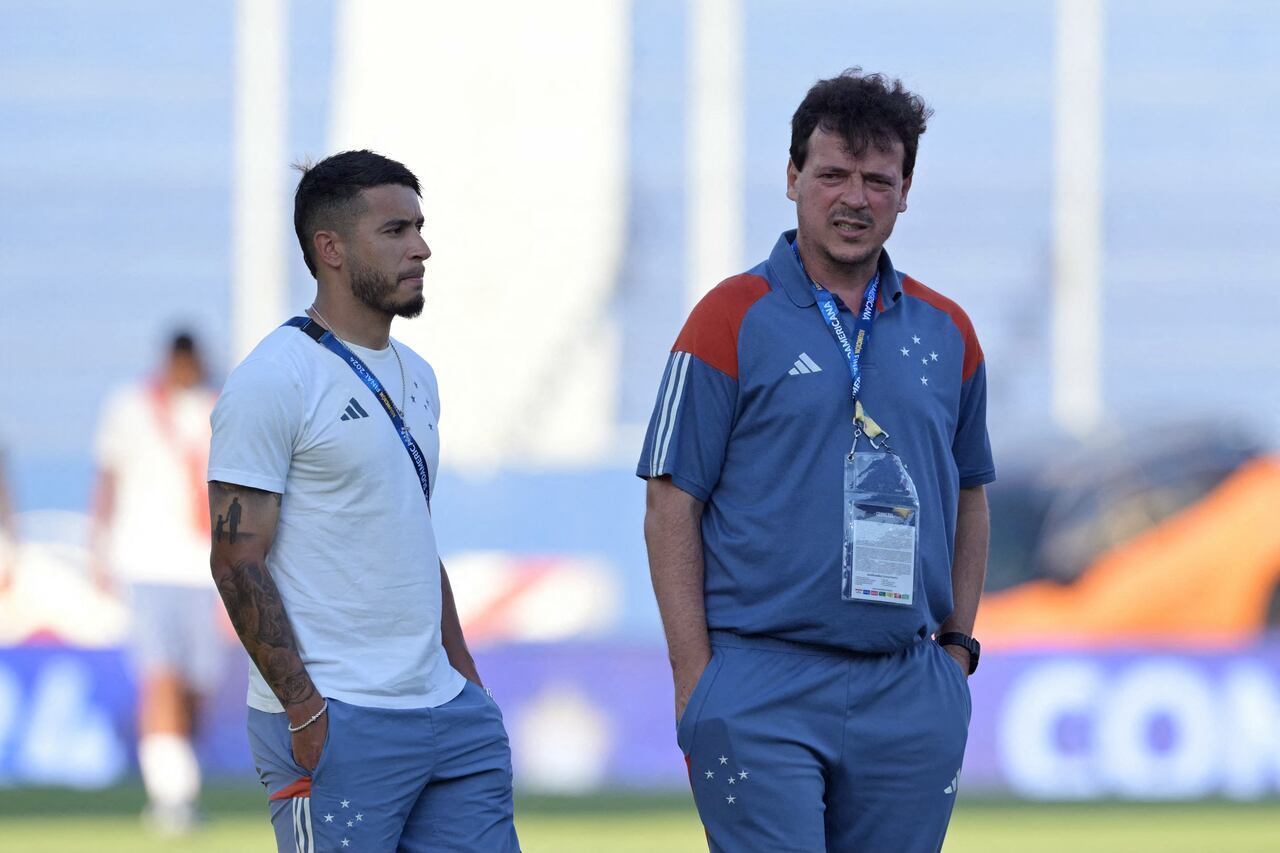 El defensor del Cruzeiro William (izq.) y el entrenador Fernando Diniz observan mientras participan en un reconocimiento de campo en vísperas del partido final del torneo de fútbol Copa Sudamericana.