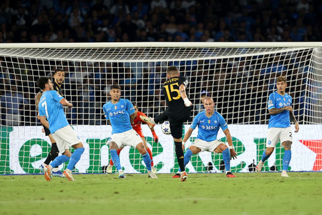Momento del disparo de Federico Valverde al Napoli