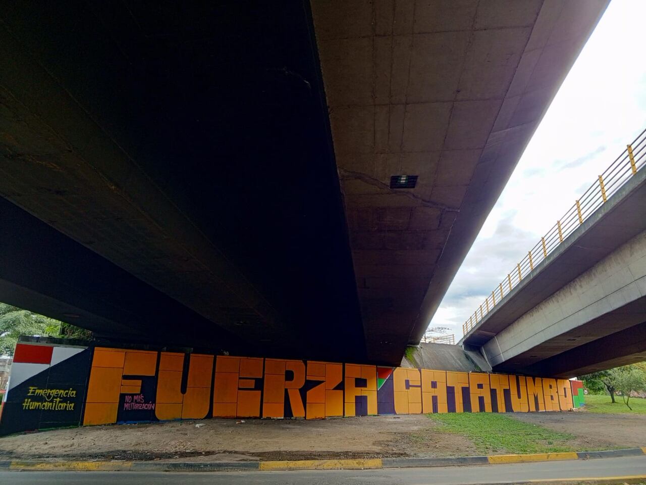Este fue uno de los murales que pintó, el domingo pasado, uno de los colectivos artísticos de la ciudad. El mensaje fue borrado en la mañana de ayer.