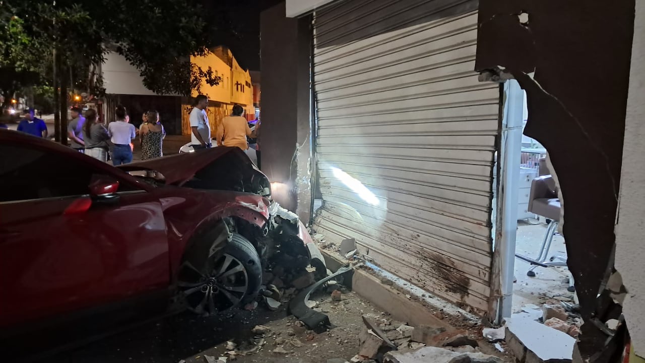 La camioneta volcó y chocó contra un salón de belleza en el barrio Popular, norte de Cali.