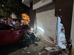 La camioneta volcó y chocó contra un salón de belleza en el barrio Popular, norte de Cali.