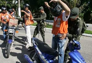 En Villavicencio se realizan numerosos operativos de registro y control para custodiar a las aeronaves y a las delegaciones que se harán presentes en la llamada ‘operación aérea humanitaria’.
FOTOS: AFP
