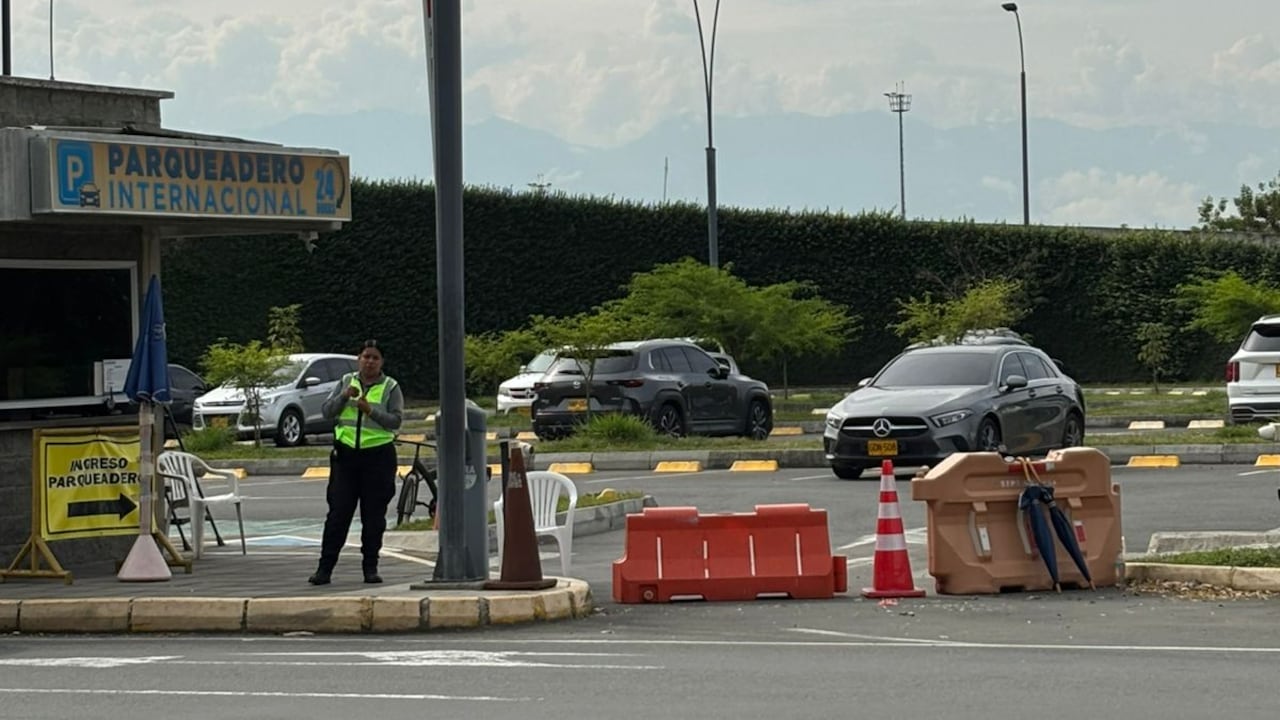 Los parqueaderos estarían bloqueados con algunas vallas para evitar el ingreso de vehículos, según los denunciantes.