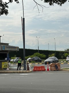 Los parqueaderos estarían bloqueados con algunas vallas para evitar el ingreso de vehículos, según los denunciantes.