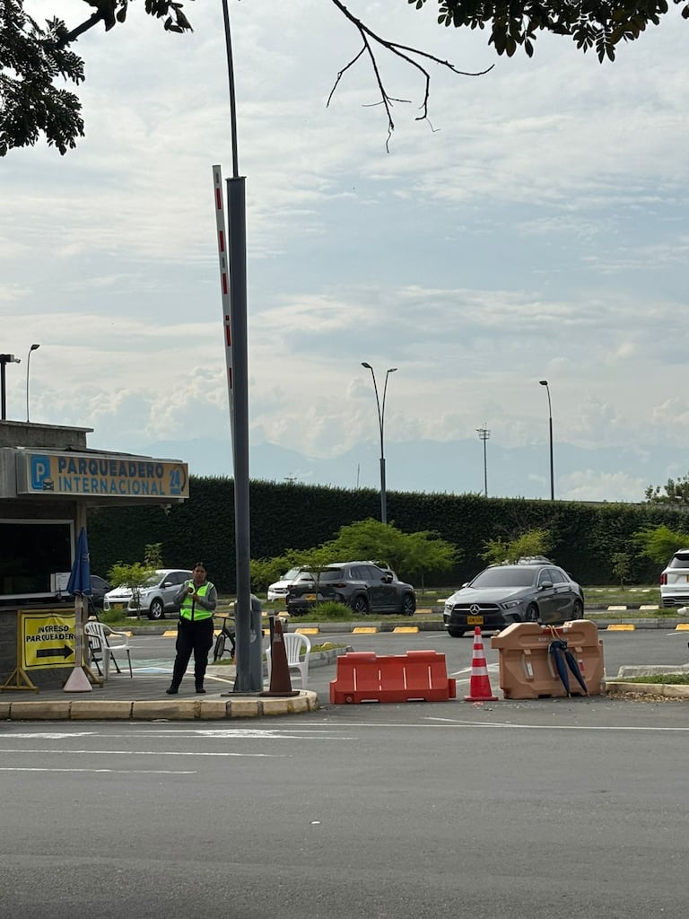 Los parqueaderos estarían bloqueados con algunas vallas para evitar el ingreso de vehículos, según los denunciantes.