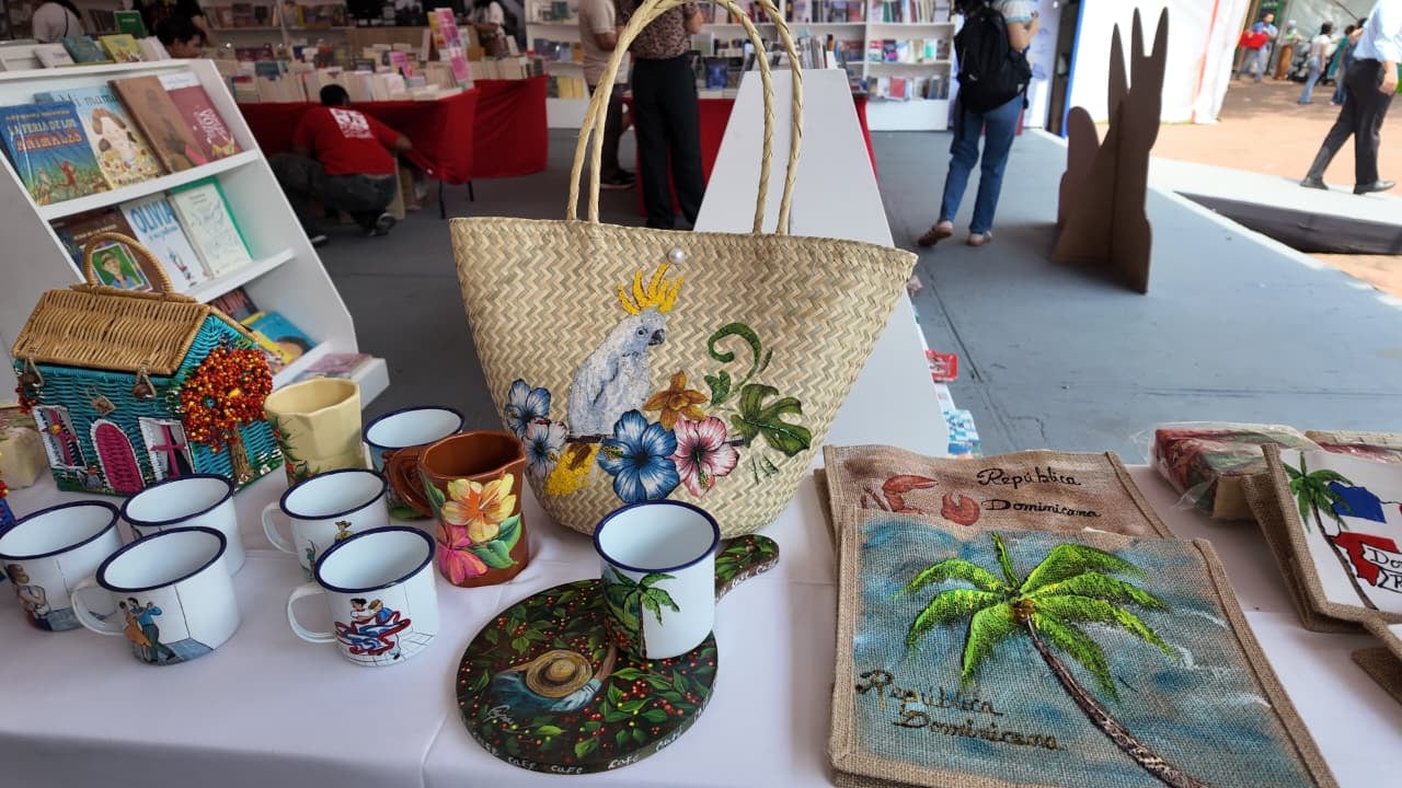 Cerámicas, bolsos y utensilios de cocina pintados con la flora y fauna de República Dominicana, son una pequeña muestra de la riqueza cultural de este país.