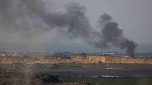 Maniobran tanques israelíes dentro de la Franja de Gaza.