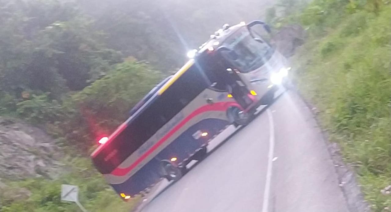 En las últimas horas, se reportó la presencia de un bus que fue atravesado en la vía que conduce a Quibdó. El automotor habría sido instrumentalizado por el ELN.