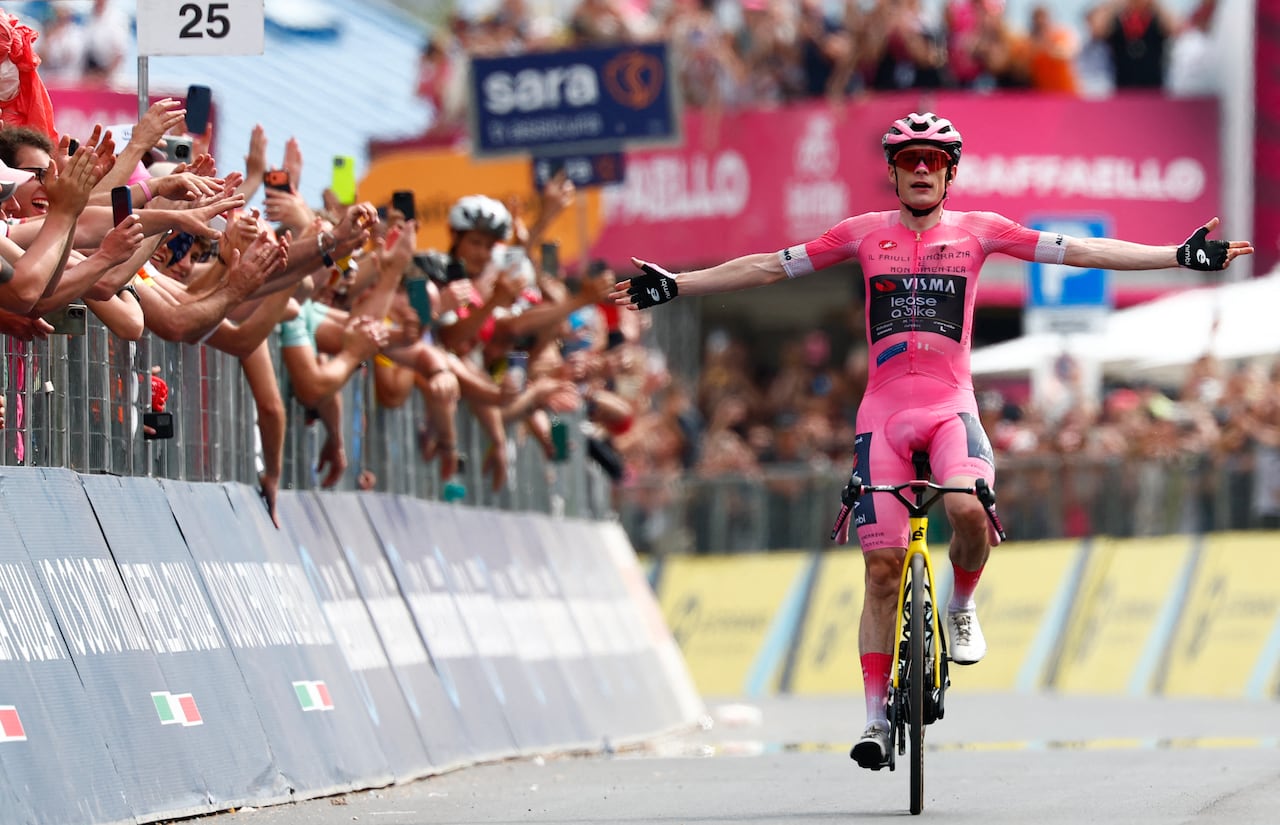 El ciclista danés Jonas Vingegaard, del equipo Visma Lease a Bike, con el maillot rosa de líder de la clasificación general, celebra su victoria al cruzar la meta en la vigésima etapa del Giro de Italia 2026, entre Gemona del Friuli y Piancavallo, Italia, el 30 de mayo de 2026. (Foto de Luca Bettini / AFP)