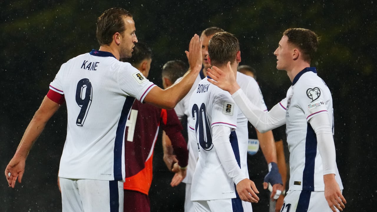 Los jugadores de Inglaterra, incluido el delantero número 09 Harry Kane (izq.) y el centrocampista número 21 Elliott Anderson (der.), celebran el partido de fútbol del grupo K de clasificación para la Copa Mundial 2026 entre Letonia e Inglaterra en el Estadio Daugava en Riga, Letonia, el 14 de octubre de 2025 (Foto de Gints Ivuskans / AFP)