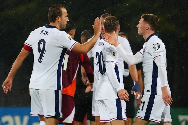 Los jugadores de Inglaterra, incluido el delantero número 09 Harry Kane (izq.) y el centrocampista número 21 Elliott Anderson (der.), celebran el partido de fútbol del grupo K de clasificación para la Copa Mundial 2026 entre Letonia e Inglaterra en el Estadio Daugava en Riga, Letonia, el 14 de octubre de 2025 (Foto de Gints Ivuskans / AFP)