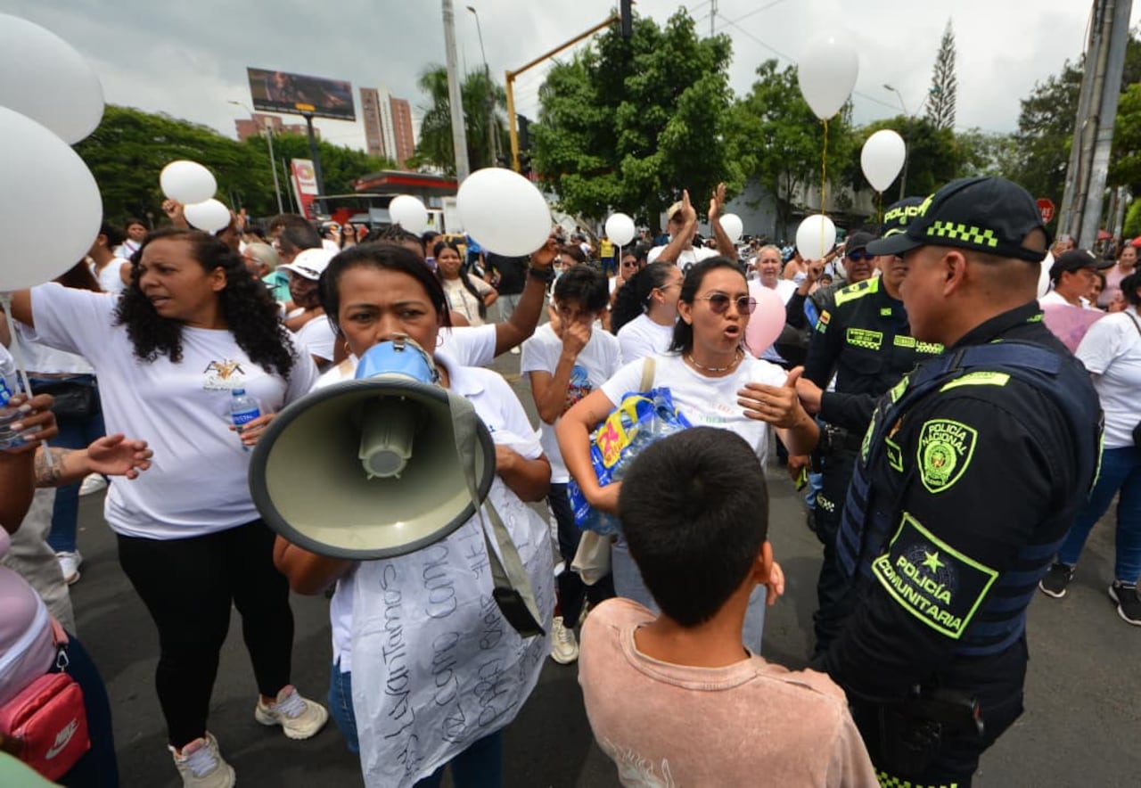 Amigos, familiares y habitantes del sector elevaron oraciones y mensajes de apoyo mientras exigían respuestas sobre el crimen y la ubicación de Alahia.