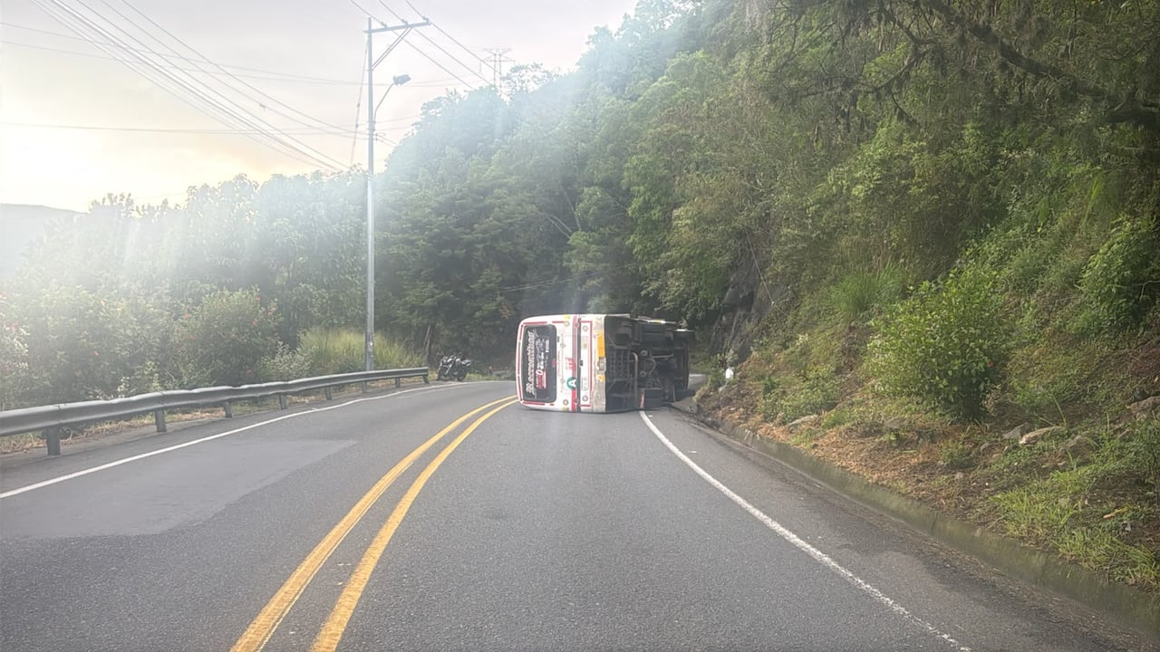 Una buseta de transporte público terminó volcada a un costado de la vía al mar, al parecer por fallas mecánicas que ocasionaron la pérdida de control del vehículo.