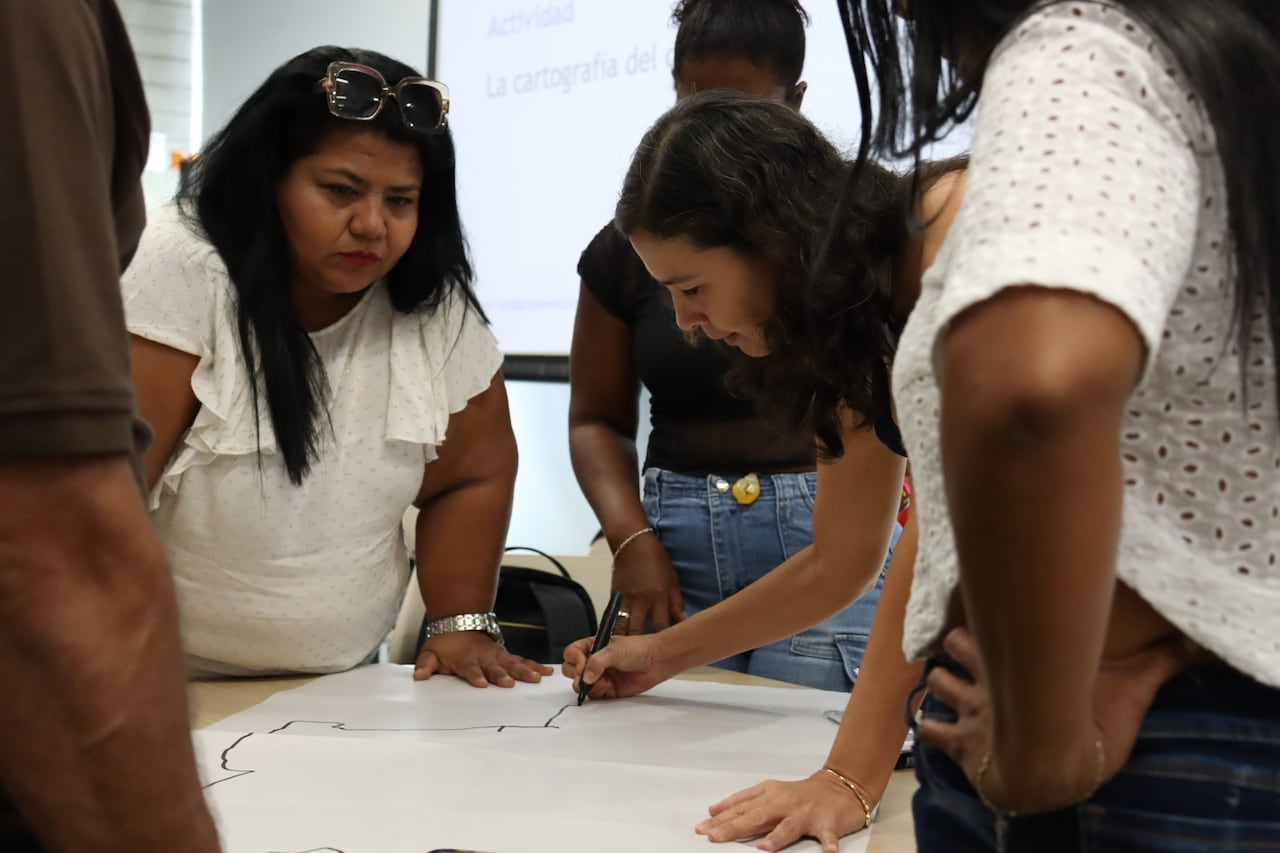 La formación combina sesiones presenciales y virtuales, con asesorías individuales para fortalecer costos, precios y ventas.