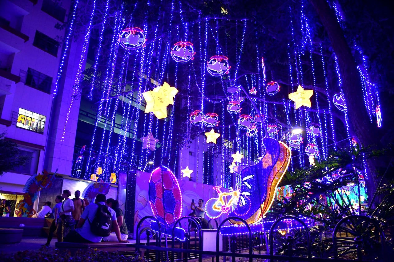 Se realiza pruebas del alumbrado de cali en el sector del bulevar del río.