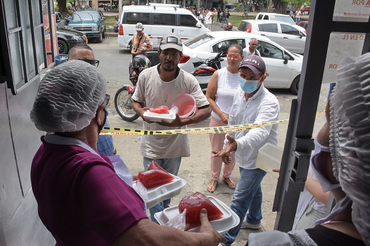 En el barrio san Nicolás de Cali, El comedor comunitario "El Samaritano" reparten cada día 130 almuerzos a personas en situación de calle e inmigrantes venezolanos y Gracias al apoyo del banco de alimentos se entregan 2600 raciones de comida al mes a esta población.