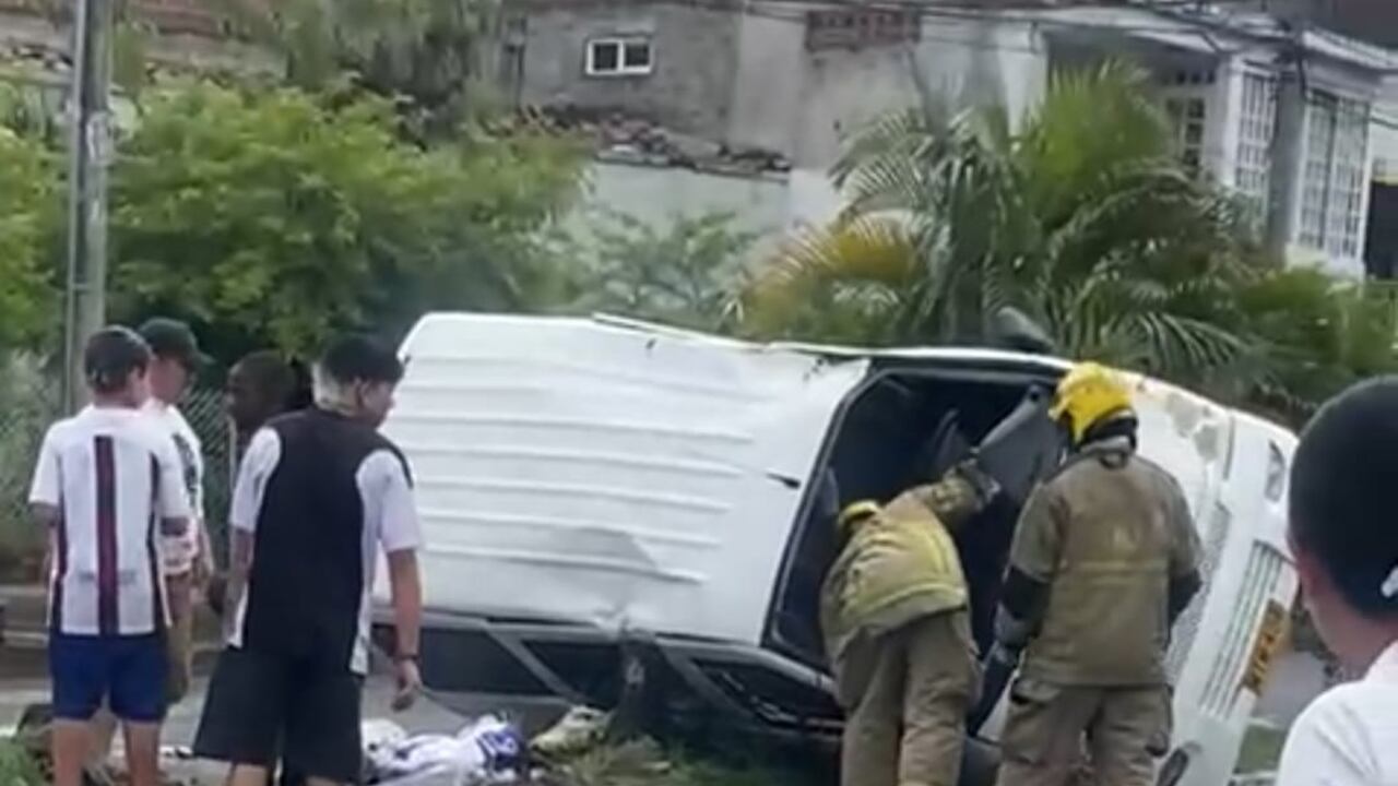 Este sábado se presentó un accidente entre dos vehículos, uno de los cuales se volcó, en el sector del Municipal. Foto: tomada de vídeo / El País.