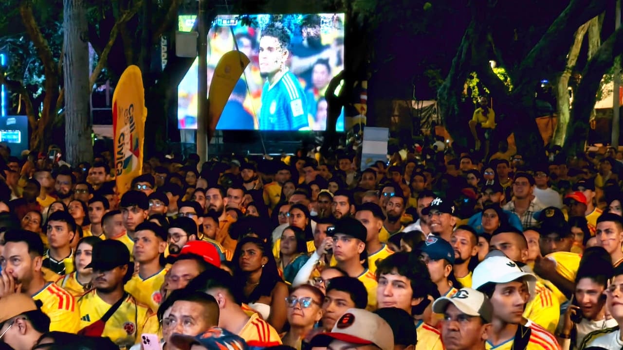 La emoción se desbordó entre los hinchas caleños cuando Daniel Muñoz marcó el gol que puso en ventaja a Colombia. Abrazos, gritos y banderas amarillas, azules y rojas se apoderaron del Parque de La Retreta.