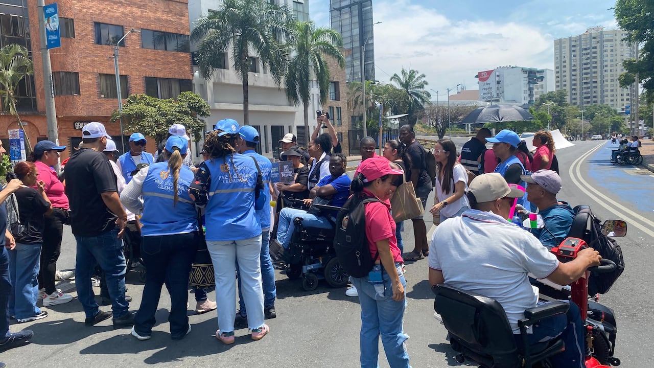Caos vehicular en el norte de Cali por protesta de personas con discapacidad, frente al Conservatorio y el CAM.
