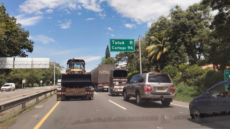 El cierre de la doble calzada entre Tuluá y Buga ha generado largas filas en ambos sentidos.