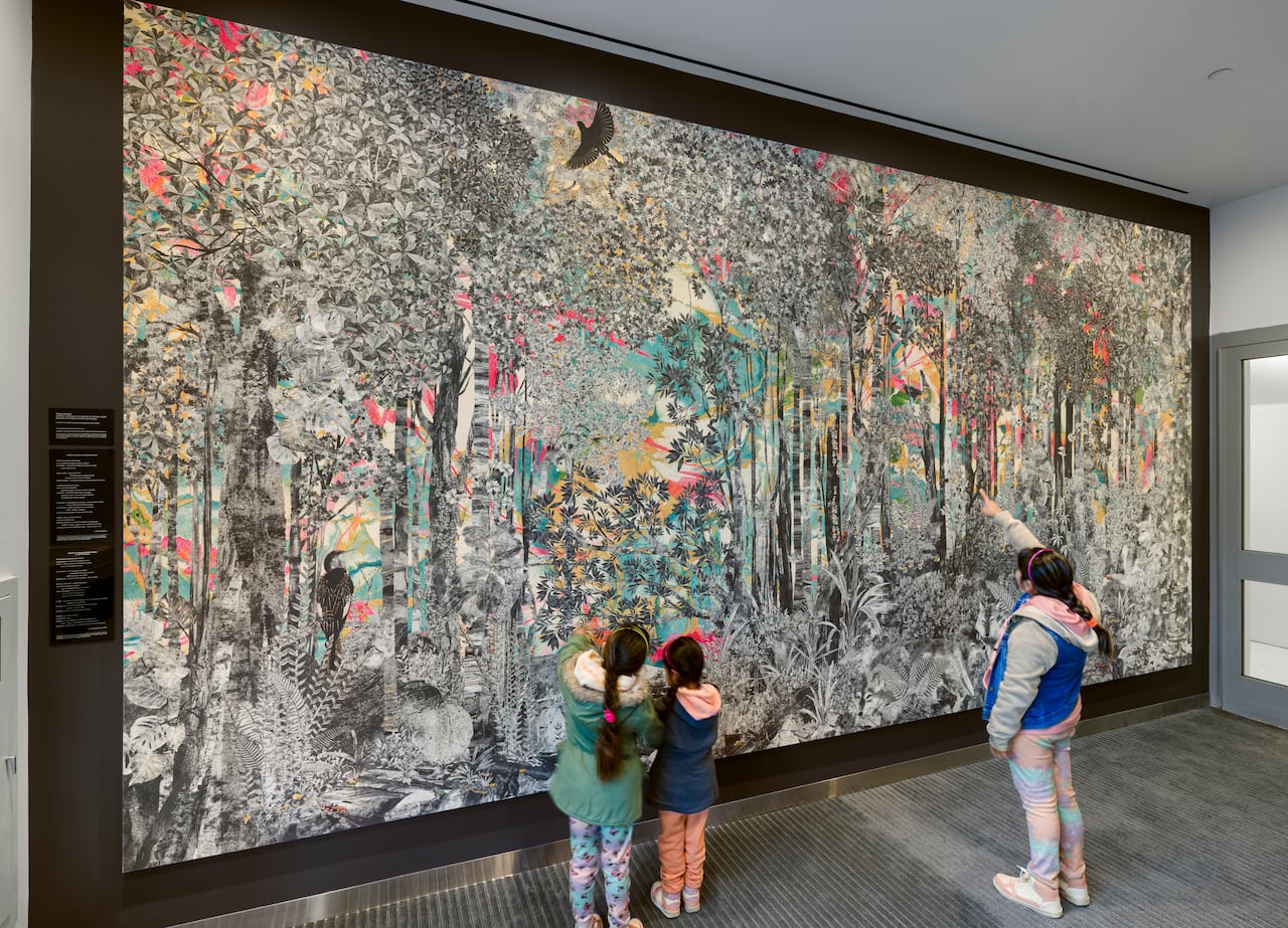 La artista cuenta con una obra instalada en la Biblioteca Pública de Brooklyn, otro espacio emblemático de la ciudad, donde su trabajo dialoga con el público fuera de los circuitos tradicionales del arte.
Foto Etienne Frossard, suministrada por Tatiana Arocha / El País