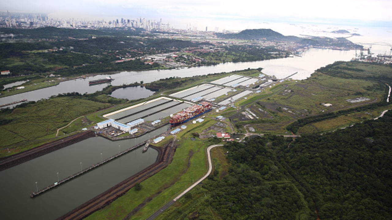 Los expertos en transporte marítimo temen que tales eventos puedan convertirse en la nueva normalidad, ya que la escasez de precipitaciones en el quinto país más húmedo del mundo resalta los riesgos climáticos que afectan al sector del transporte marítimo, que representa el 80% del comercio mundial. (Foto de Daniel González/Agencia Anadolu vía Getty Images)