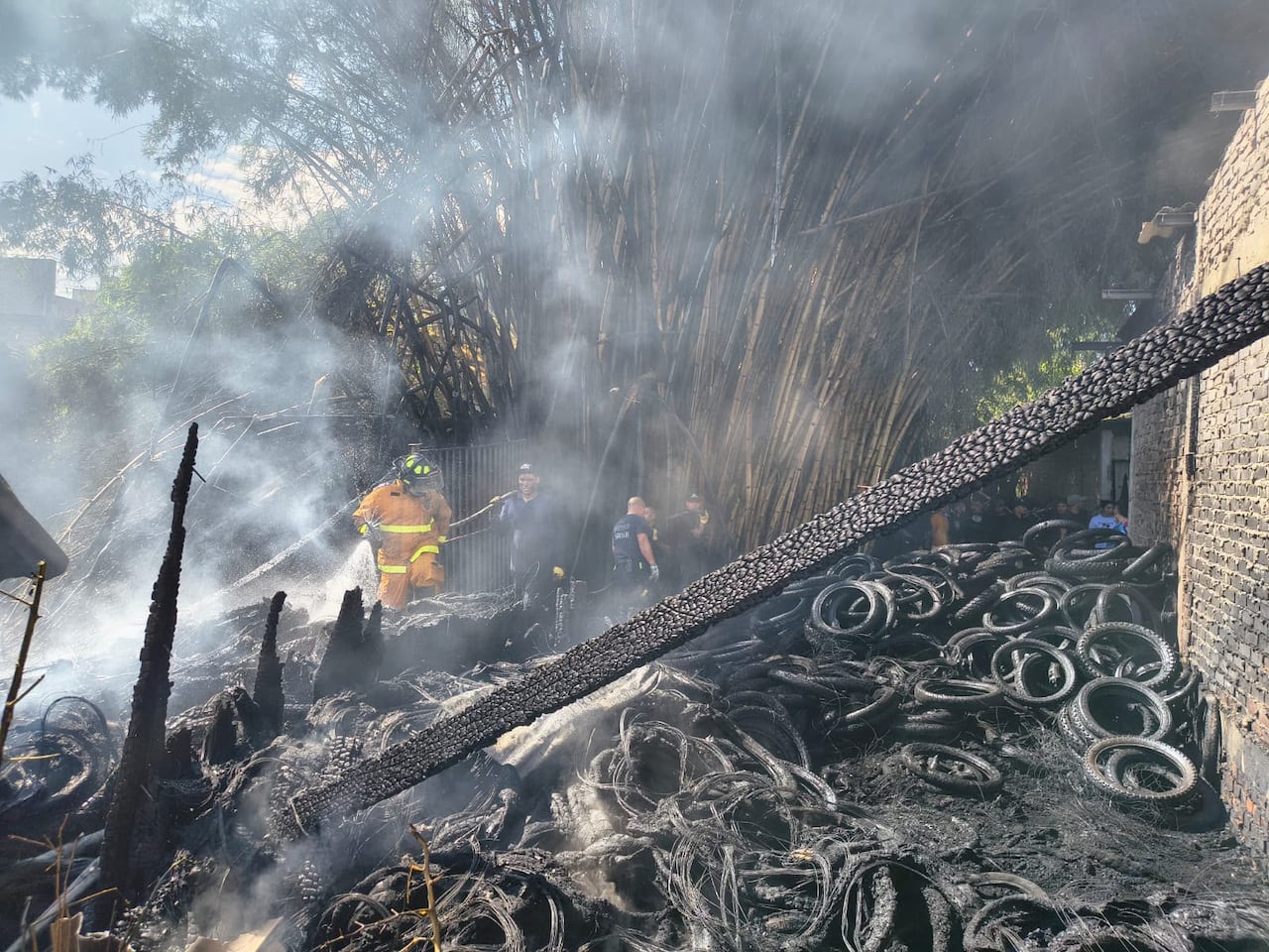 Los bomberos de la capital del Cauca lograron contrarrestar el incendio estructural registrados en un local o talle de motocicletas del barrio Retiro Bajo, comuna siete de la Ciudad Blanca.