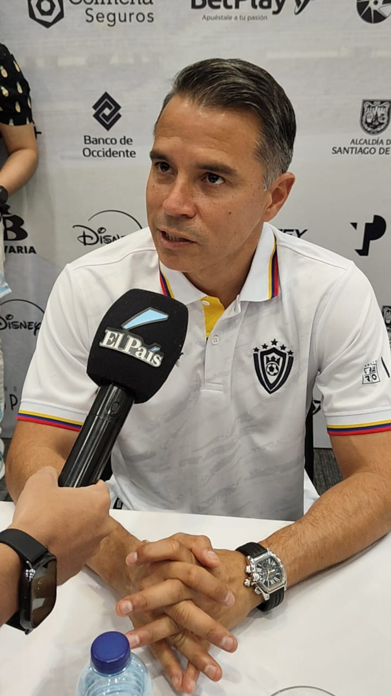 Javier Saviola (der.) durante la rueda de prensa previa del partido de despedida de Mario Alberto Yepes.
