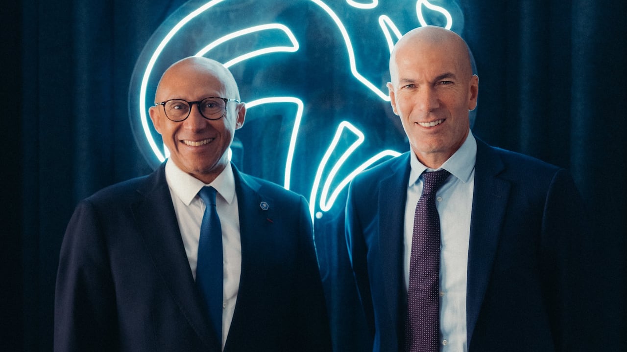 Zinedine Zidane (der.) junto con Philippe Diallo, presidente de la Federación Francesa de Fútbol.