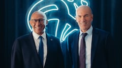 Zinedine Zidane (der.) junto con Philippe Diallo, presidente de la Federación Francesa de Fútbol.