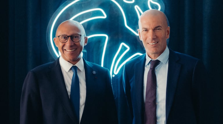 Zinedine Zidane (der.) junto con Philippe Diallo, presidente de la Federación Francesa de Fútbol.