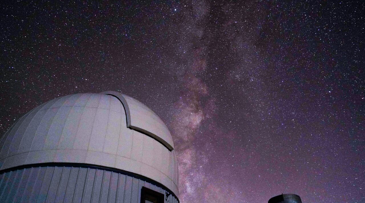 Esta foto tomada el 4 de noviembre de 2023 muestra la Vía Láctea a través del cielo durante la noche en la prefectura de Ngari, en la Región Autónoma del Tíbet, al suroeste de China.