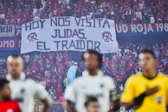 Juan Guillermo Cuadrado (centro) y atrás la pancarta o trapo de los hinchas del Independiente Medellín en su contra.