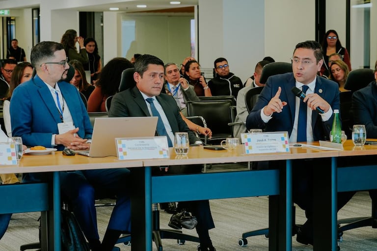 Delegados de campañas y entes de control participaron en el simulacro nacional liderado por el Consejo Nacional Electoral para verificar la plataforma electoral.