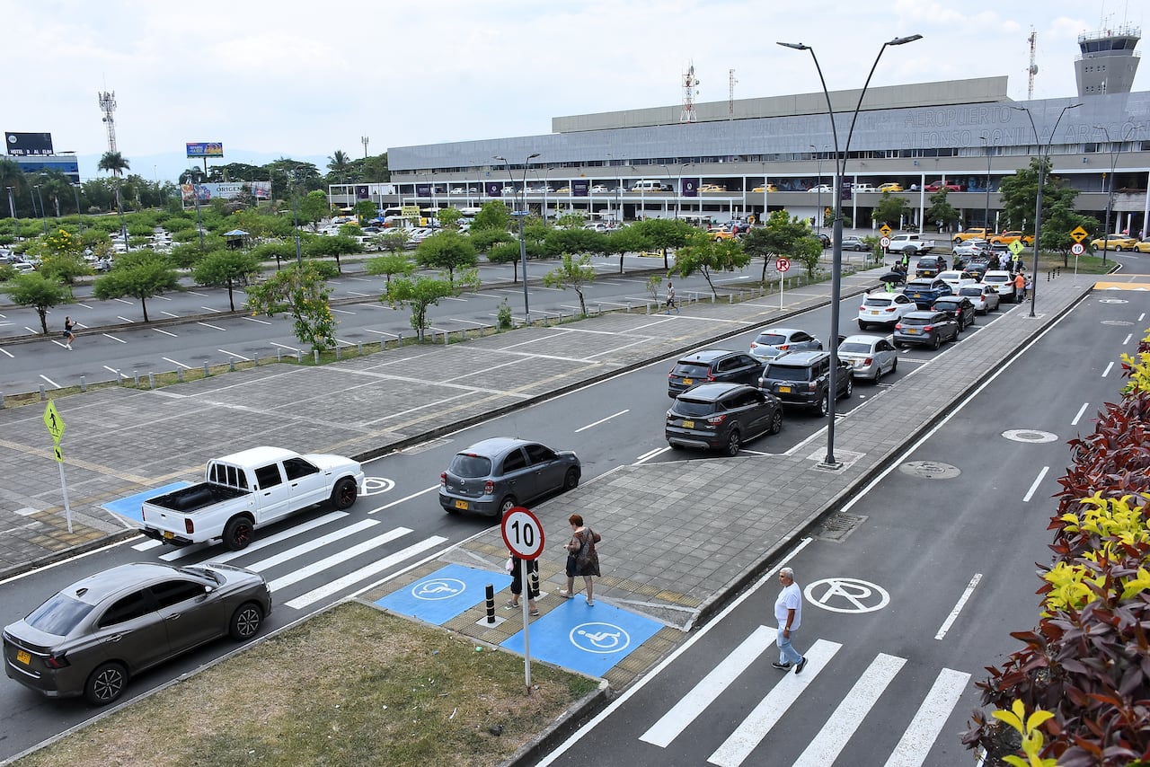 Parqueaderos Aeropuerto Alfonso Bonilla Aragón.