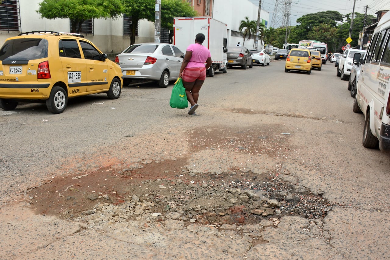 DENUNCIA CIUDADANA. Hueco que ha generado varios accidentes en la Cra. 25 #121-89 Ciudadela del Río frente a Decepaz.