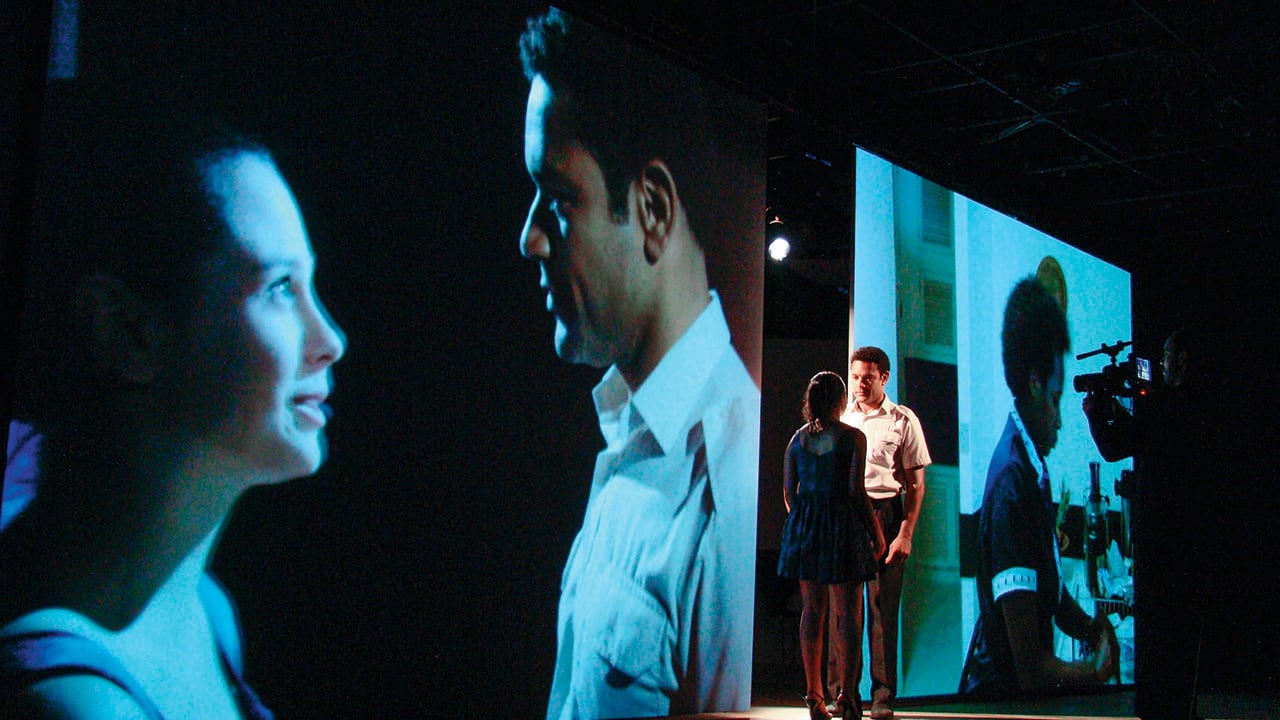 Julia, BrasilLa adaptación de Christiane Jatahy de La señorita Julia, de August Strindberg, integra teatro y cine. Cada función construye una película ante el público.