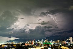En la noche de este viernes se registraron en el sur de Cali, fuertes lluvias que causaron fuertes tormentas eléctricas. Sin embargo, las autoridades no reportaron graves emergencias, ni personas lesionadas. Foto Jorge Orozco / El País.