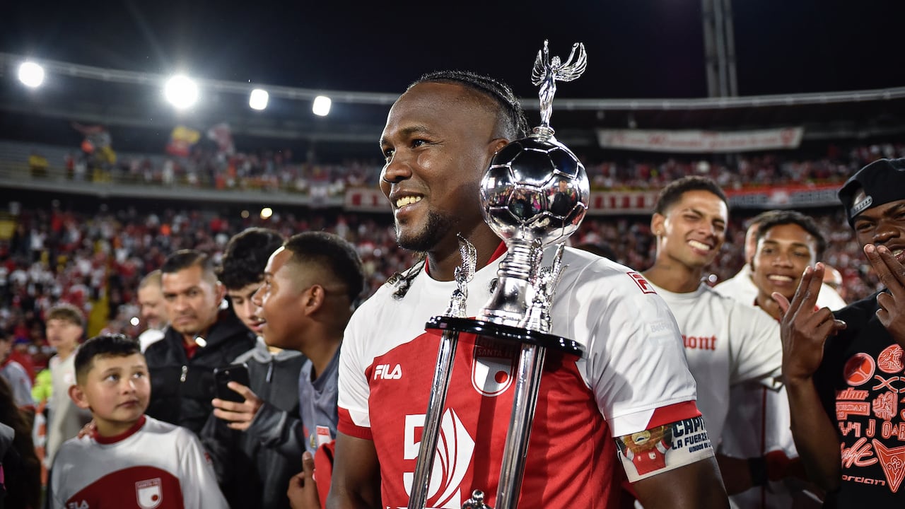 Hugo Rodallega con el trofeo de campeón de la Superliga Colombiana 2025.