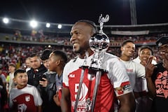 Hugo Rodallega con el trofeo de campeón de la Superliga Colombiana 2025.