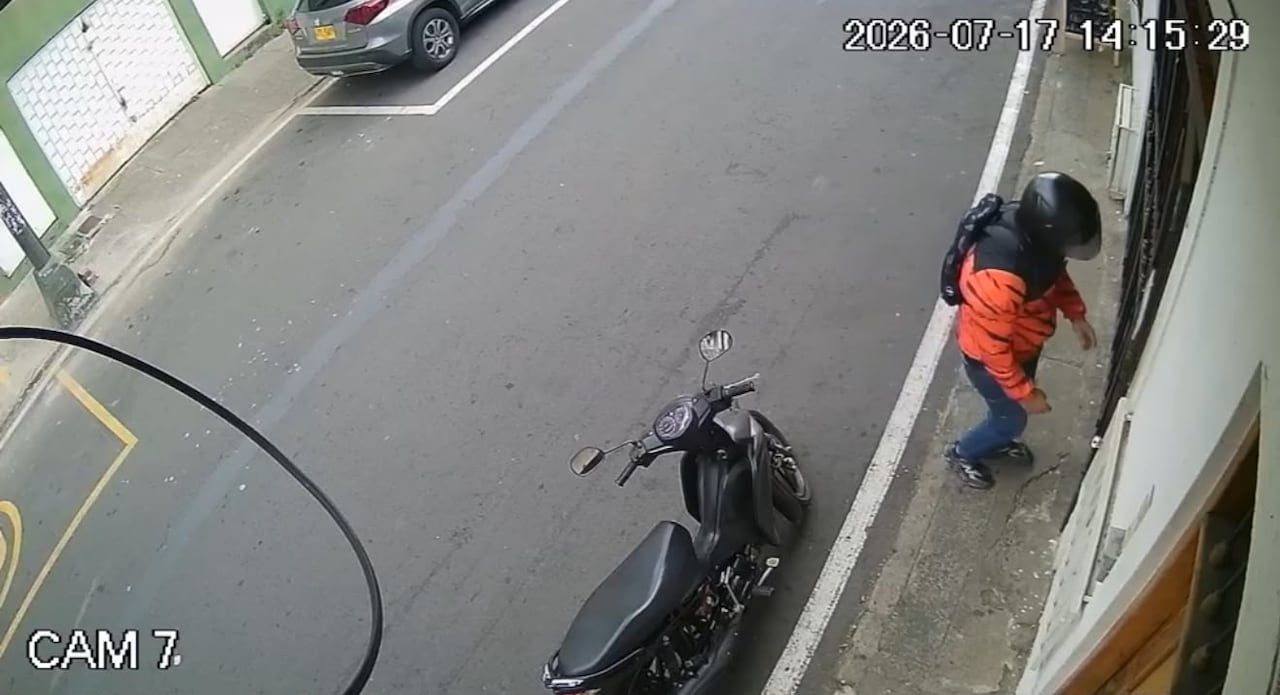 El recorrido del sujeto que cometió el hurto quedó registrado por las cámaras de seguridad, en las que se observa que se movilizaba solo en una motocicleta.