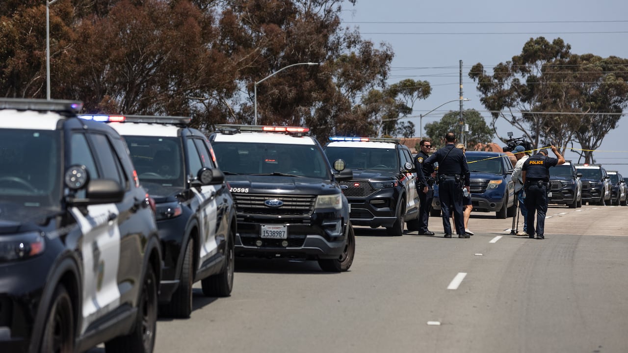 La policía responde a un aviso de un tirador activo en el Centro Islámico de San Diego, en San Diego, California, el 18 de mayo de 2026.
