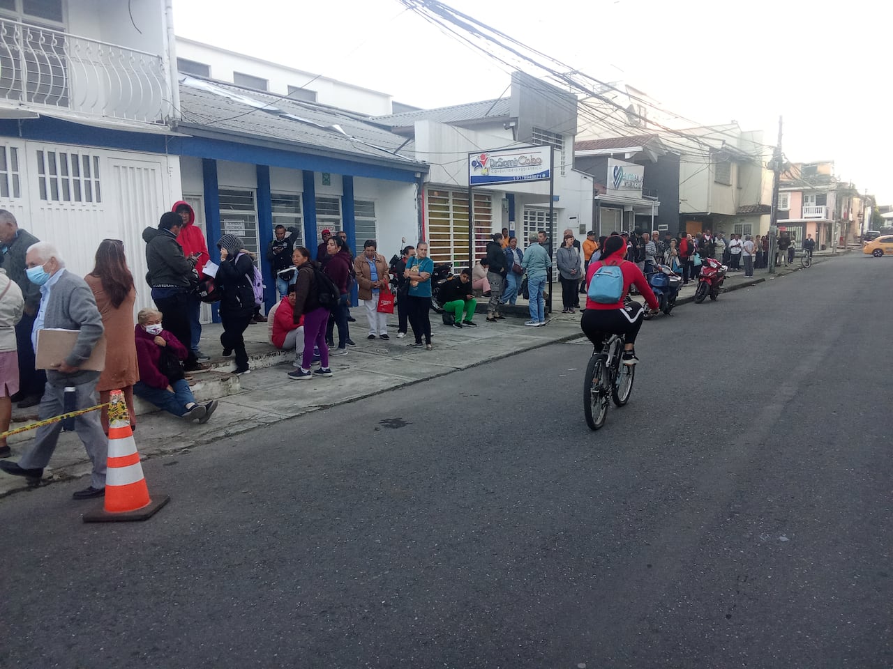 Son más de 350 personas que a diario se agolpan en los dispensarios farmacéuticos de la Nueva EPS. "Esta fila es solo para que nos digan si hay el medicamento", expresaron los usuarios.