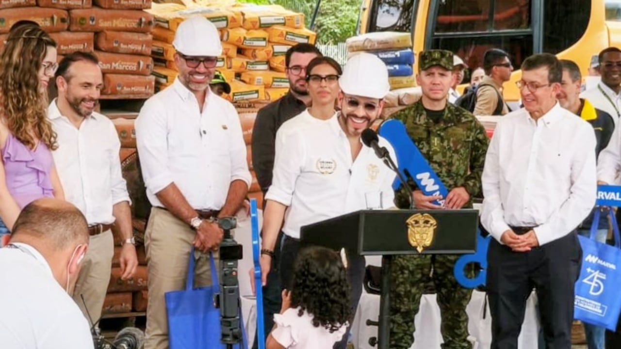El presidente Abelardo de la Espriella entrega ayudas y materiales de construcción a damnificados por el terremoto en la Unidad Deportiva Alberto Galindo.
