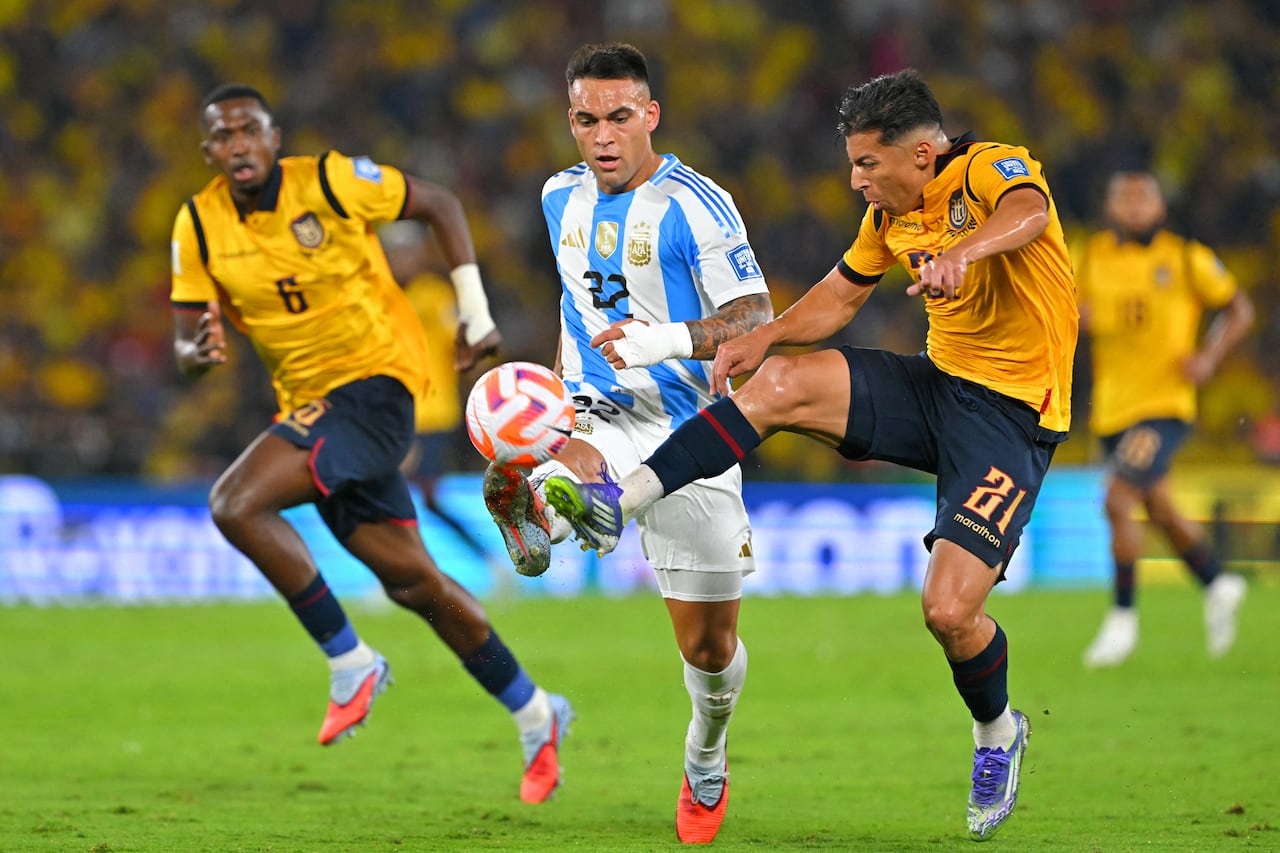 El mediocampista ecuatoriano #21 Alan Franco controla el balón superando al delantero argentino #22 Lautaro Martínez durante el partido de fútbol de las eliminatorias sudamericanas de la Copa Mundial de la FIFA 2026 entre Ecuador y Argentina en el Estadio Monumental Banco Pichincha en Guayaquil, Ecuador el 9 de septiembre de 2025. (Foto de Rodrigo BUENDIA / AFP)